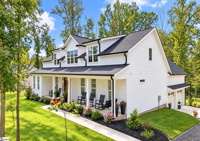 Photo 3 of Single family home for sale at 1011 Center Rd, Taylors, SC 29687 | MLS# 1605512 | Listing updated on 2026-10-26