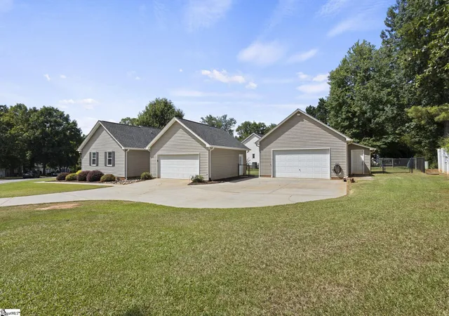 Photo 2 of Single family home for sale at 6 Brendle Dr, Simpsonville, SC 29681 | MLS# 1601464 | Listing updated on 2026-10-01