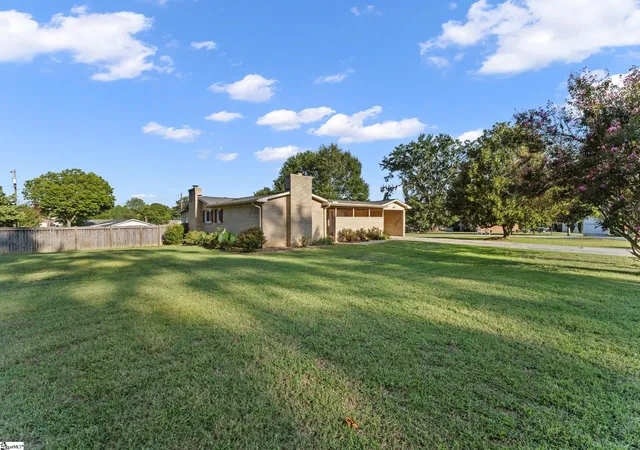 Photo 2 of Single family home for sale at 201 Eastview Dr, Simpsonville, SC 29681 | MLS# 1604038 | Listing updated on 2026-09-18