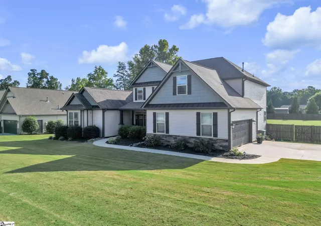 Photo 3 of Single family home for sale at 2 Meadowgold Ln, Greer, SC 29651 | MLS# 1603943 | Listing updated on 2026-09-30