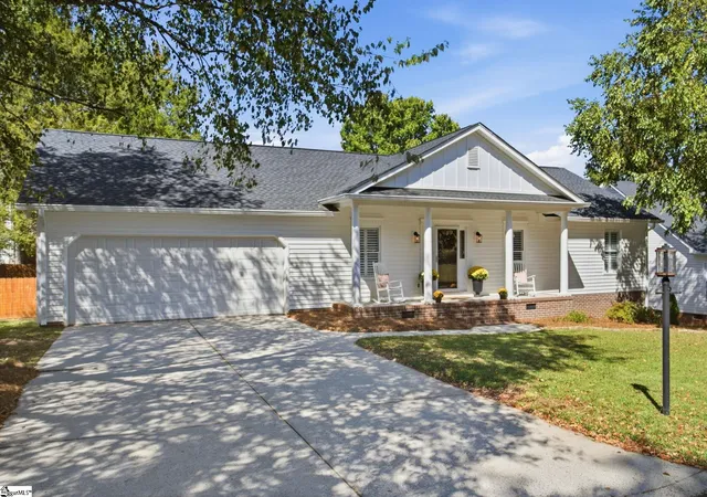 Photo 2 of Single family home for sale at 107 E Tugaloo Ct, Greenville, SC 29609 | MLS# 1606034 | Listing updated on 2026-10-22