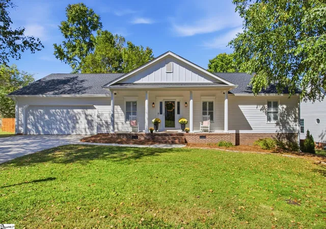 Photo 3 of Single family home for sale at 107 E Tugaloo Ct, Greenville, SC 29609 | MLS# 1606034 | Listing updated on 2026-10-22