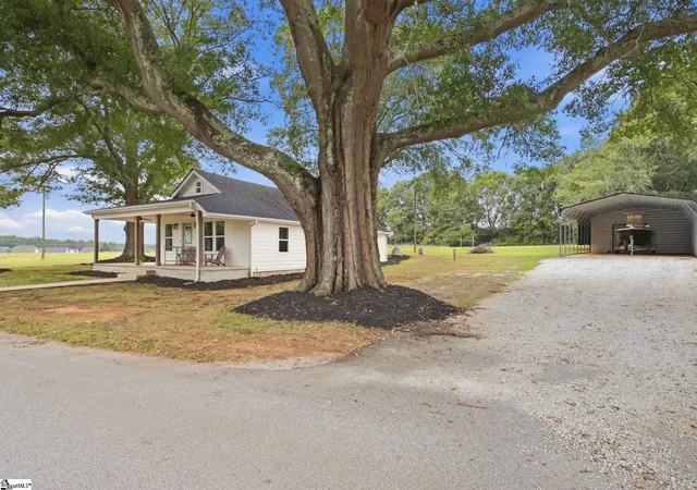 Photo 3 of Single family home for sale at 125 Parker Slatton Rd, Simpsonville, SC 29681 | MLS# 1604091 | Listing updated on 2026-10-08