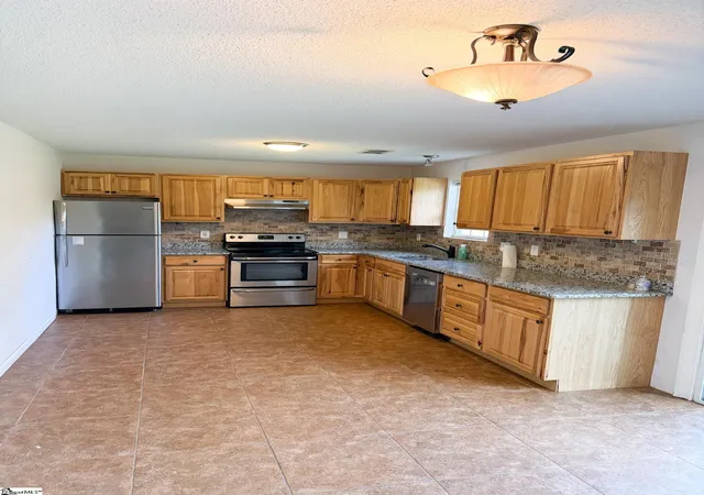 Photo 3 of Single family home for sale at 8 Bass Way, Taylors, SC 29687 | MLS# 1602932 | Listing updated on 2026-09-09