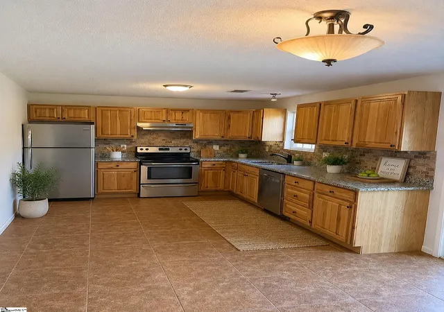 Photo 4 of Single family home for sale at 8 Bass Way, Taylors, SC 29687 | MLS# 1602932 | Listing updated on 2026-09-09