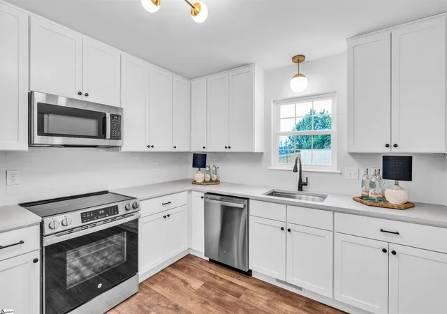 Photo 3 of Single family home for sale at 15 Haley Ct, Greenville, SC 29607 | MLS# 1599838 | Listing updated on 2026-09-29