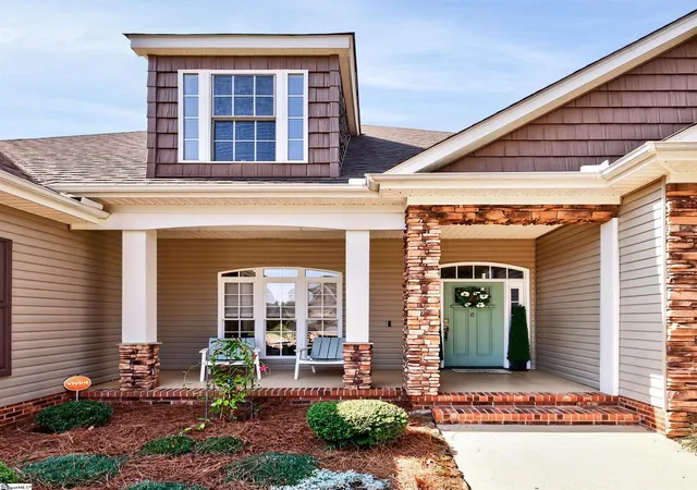 Photo 2 of Single family home for sale at 8 Garden Corners Ct, Simpsonville, SC 29681 | MLS# 1604291 | Listing updated on 2026-09-20