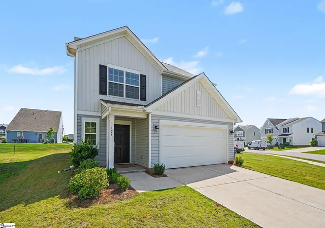 Photo 3 of Single family home for sale at 125 Broadtree Cir, Greenville, SC 29605 | MLS# 1604006 | Listing updated on 2026-09-17