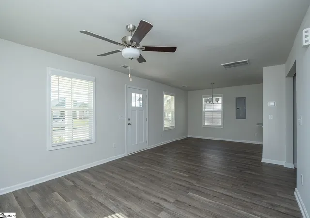 Photo 3 of Single family home for sale at 8 Thorndike Way, Greenville, SC 29617 | MLS# 1604957 | Listing updated on 2026-09-25