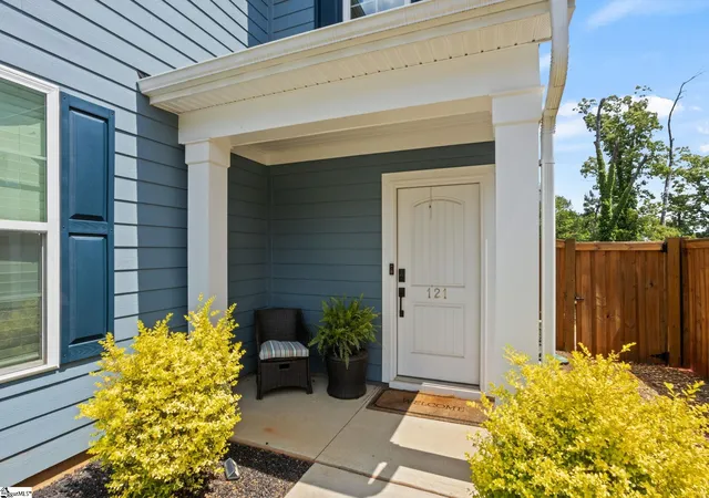 Photo 3 of Single family home for sale at 121 Hyssop Ct, Greenville, SC 29607 | MLS# 1603018 | Listing updated on 2026-09-15
