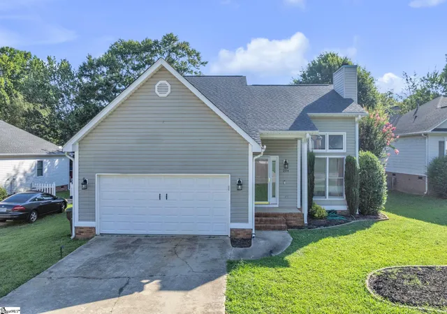 Photo 1 of Single family home for sale at 204 Flagstar Ct, Fountain Inn, SC 29644 | MLS# 1606128 | Listing updated on 2026-10-15