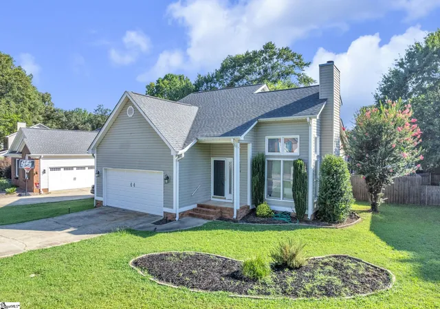 Photo 3 of Single family home for sale at 204 Flagstar Ct, Fountain Inn, SC 29644 | MLS# 1606128 | Listing updated on 2026-10-15
