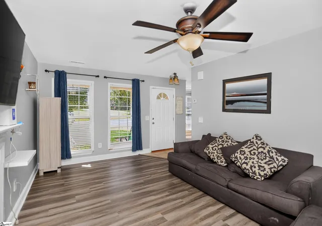 Photo 4 of Single family home for sale at 5 Valley Glenn Ct, Greer, SC 29650 | MLS# 1602648 | Listing updated on 2026-09-02