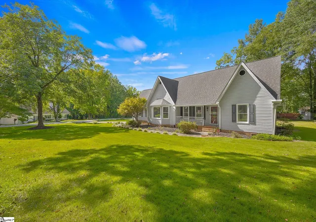 Photo 3 of Single family home for sale at 200 Wren Way, Simpsonville, SC 29681 | MLS# 1603541 | Listing updated on 2026-09-12