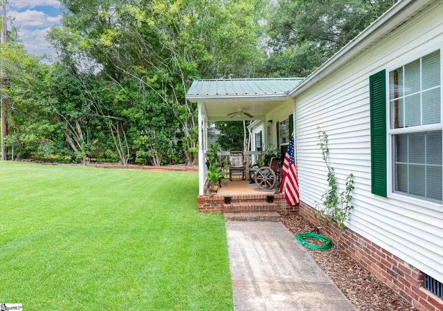 Photo 3 of Manufactured home for sale at 208 Brentwood Cir, Greenville, SC 29605 | MLS# 1604396 | Listing updated on 2026-09-21
