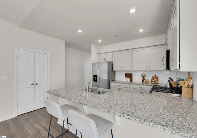Photo 3 of Single family home for sale at 76 Oak Edge Ln, Greer, SC 29651 | MLS# 1606102 | Listing updated on 2026-10-08