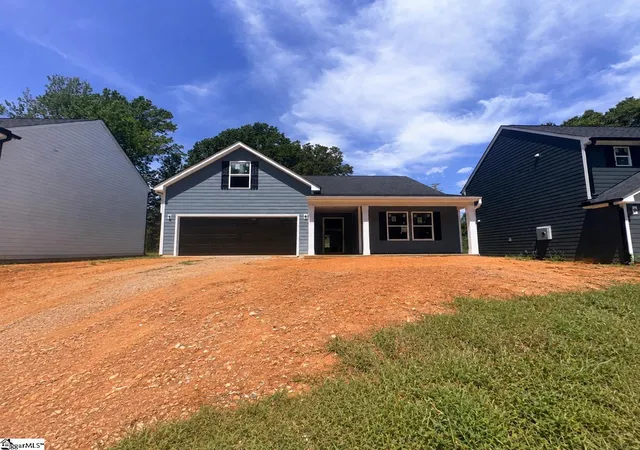 Photo 1 of Single family home for sale at 407 Lake Circle Dr, Greenville, SC 29605 | MLS# 1598304 | Listing updated on 2026-09-29