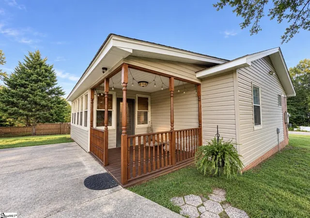 Photo 2 of Single family home for sale at 5 Mcgill Rd, Taylors, SC 29687 | MLS# 1603634 | Listing updated on 2026-09-11