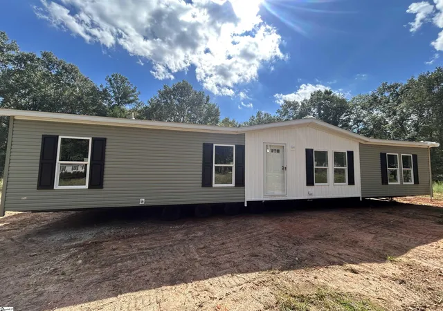 Photo 1 of Single family home for sale at 220 Leeds Ln, Spartanburg, SC 29307 | MLS# 1606334 | Listing updated on 2026-10-11
