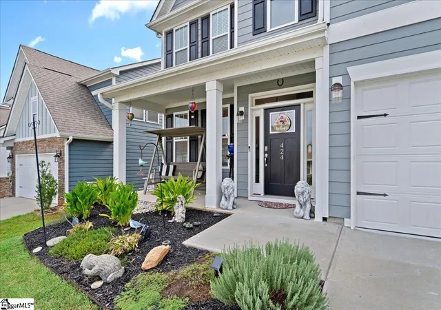 Photo 3 of Single family home for sale at 424 Raleighwood Ln, Simpsonville, SC 29681 | MLS# 1604272 | Listing updated on 2026-10-13
