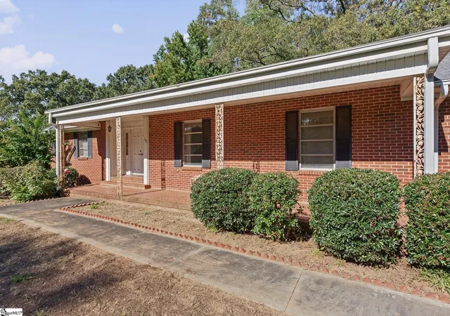 Photo 3 of Single family home for sale at 102 Lee St, Simpsonville, SC 29681 | MLS# 1605492 | Listing updated on 2026-10-21