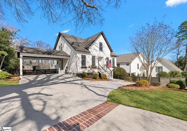 Photo 3 of Single family home for sale at 425 E Faris Rd, Greenville, SC 29605 | MLS# 1604044 | Listing updated on 2026-09-17