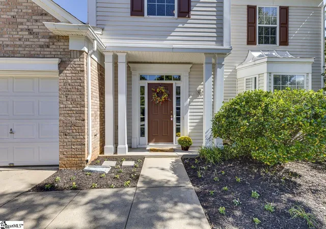 Photo 3 of Single family home for sale at 7 Bay Hl Dr, Simpsonville, SC 29681 | MLS# 1606167 | Listing updated on 2026-10-10