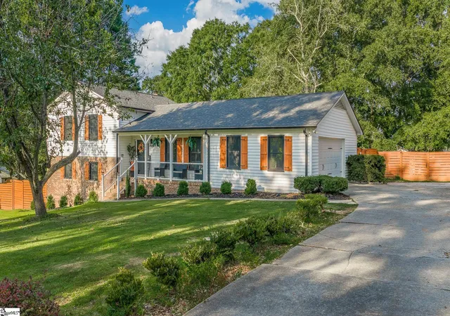 Photo 3 of Single family home for sale at 104 Galerie Dr, Easley, SC 29642 | MLS# 1602867 | Listing updated on 2026-09-08
