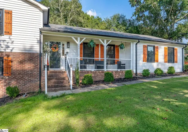 Photo 4 of Single family home for sale at 104 Galerie Dr, Easley, SC 29642 | MLS# 1602867 | Listing updated on 2026-09-08
