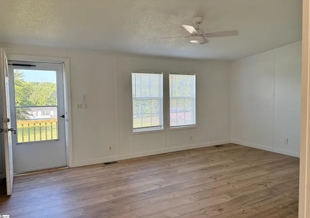 Photo 4 of Manufactured home for sale at 9 Sarah Ct, Simpsonville, SC 29680 | MLS# 1603067 | Listing updated on 2026-09-13