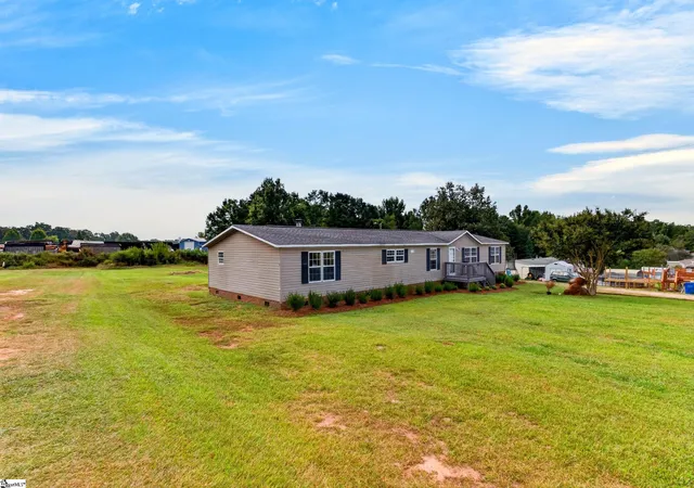Photo 3 of Manufactured home for sale at 3717 Pennington Rd, Greer, SC 29651 | MLS# 1606462 | Listing updated on 2026-10-13
