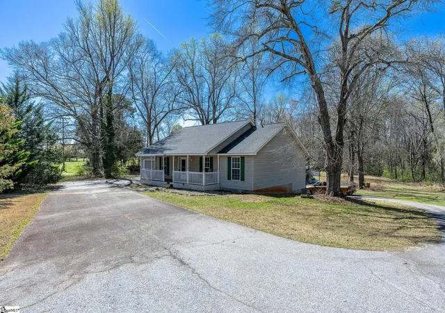 Photo 4 of Single family home for sale at 2883 N Highway 101, Greer, SC 29651 | MLS# 1603038 | Listing updated on 2026-09-08