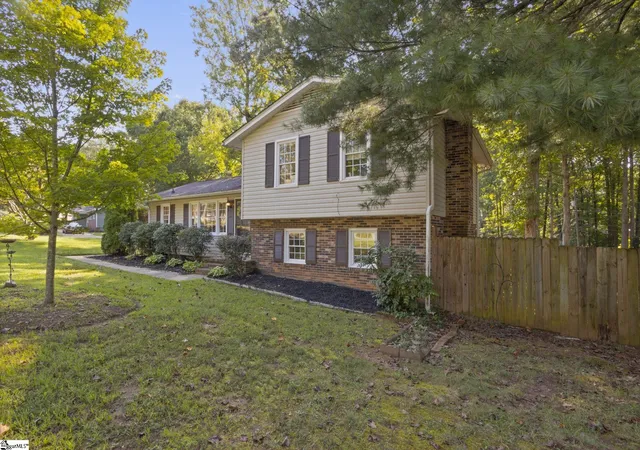 Photo 3 of Single family home for sale at 102 Branchview Ct, Simpsonville, SC 29680 | MLS# 1604759 | Listing updated on 2026-10-14