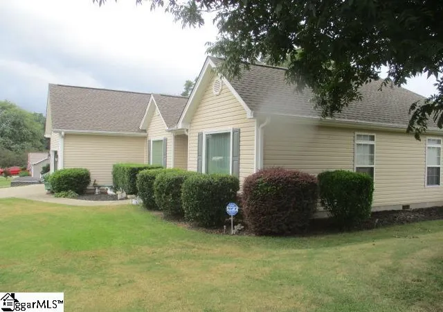 Photo 4 of Single family home for sale at 205 Fairhaven Dr, Greer, SC 29651 | MLS# 1603690 | Listing updated on 2026-10-26