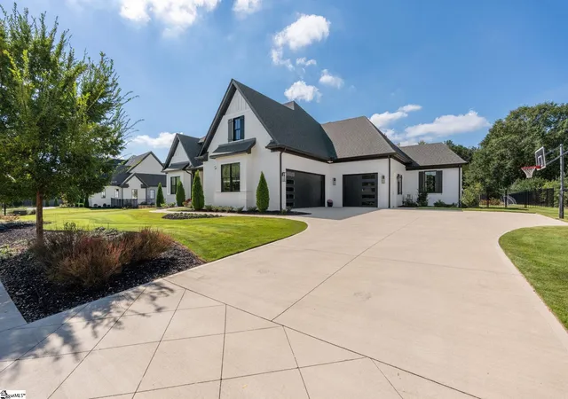 Photo 3 of Single family home for sale at 9 Vicinity Ln, Greenville, SC 29615 | MLS# 1606157 | Listing updated on 2026-10-08