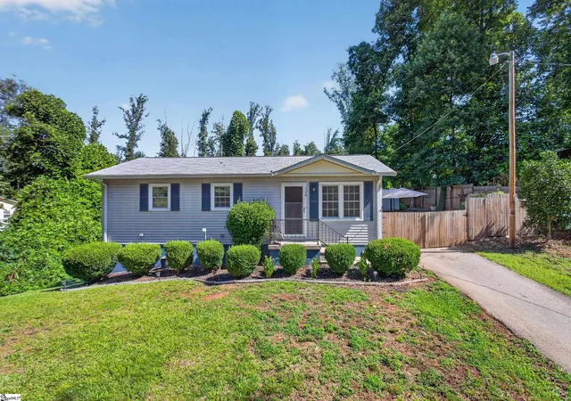 Photo 1 of Single family home for sale at 116 Oak Ridge Cir, Seneca, SC 29678 | MLS# 1605050 | Listing updated on 2026-09-28