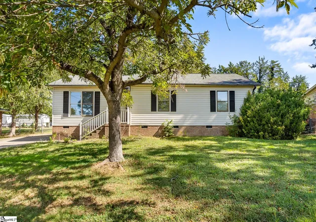 Photo 1 of Single family home for sale at 207 Mayfield Rd, Simpsonville, SC 29681 | MLS# 1606333 | Listing updated on 2026-10-13