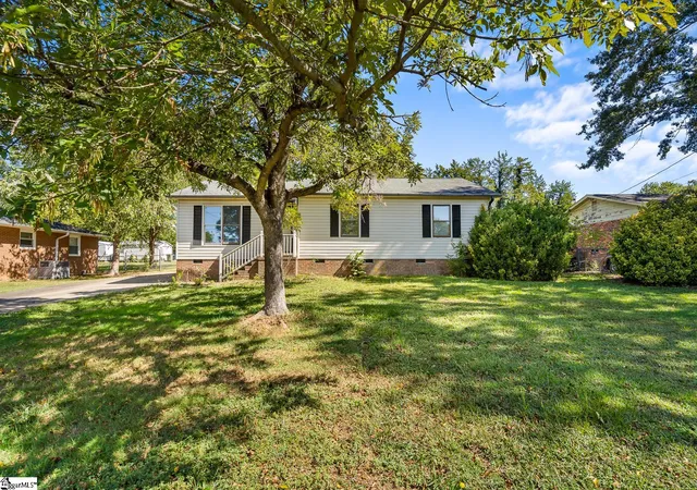 Photo 3 of Single family home for sale at 207 Mayfield Rd, Simpsonville, SC 29681 | MLS# 1606333 | Listing updated on 2026-10-13