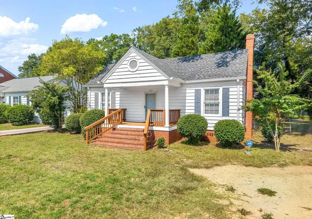 Photo 3 of Single family home for sale at 102 W Farley Ave, Laurens, SC 29360 | MLS# 1604423 | Listing updated on 2026-09-22