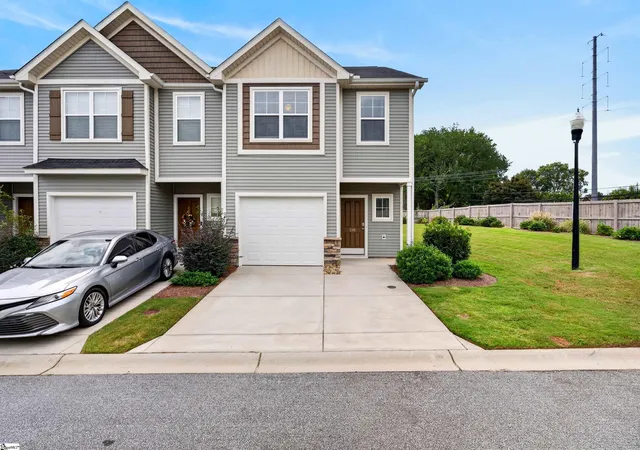 Photo 2 of Sale Pending at 100 Bluet Ln, Taylors, SC 29687 | MLS# 1604553 | Listing updated on 2026-10-03