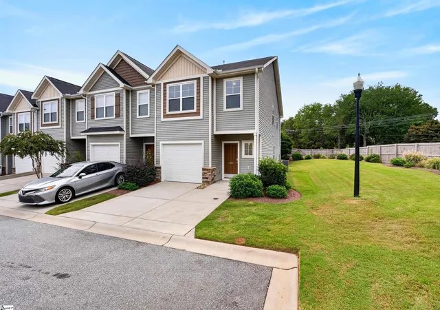 Photo 3 of Sale Pending at 100 Bluet Ln, Taylors, SC 29687 | MLS# 1604553 | Listing updated on 2026-10-03