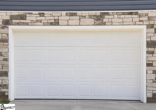 Photo 3 of Single family home for sale at 114 Cades Cove Dr, Greenwood, SC 29646 | MLS# 1589073 | Listing updated on 2026-10-01