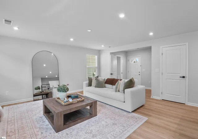 Photo 4 of Single family home for sale at 520 Mills Hill Wy, Greenville, SC 29605 | MLS# 1591781 | Listing updated on 2026-09-14