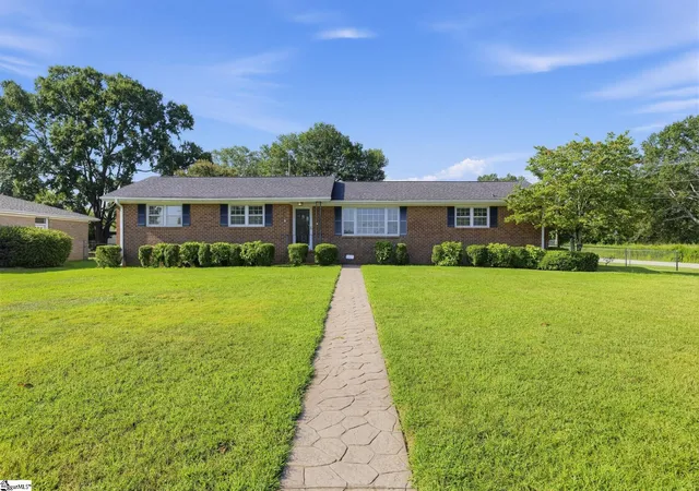 Photo 2 of Single family home for sale at 300 Drury Ln, Mauldin, SC 29662 | MLS# 1603026 | Listing updated on 2026-09-04
