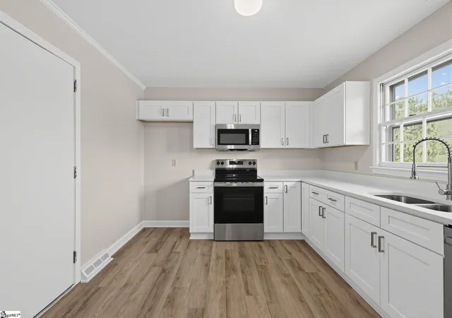 Photo 3 of Single family home for sale at 300 Drury Ln, Mauldin, SC 29662 | MLS# 1603026 | Listing updated on 2026-09-04