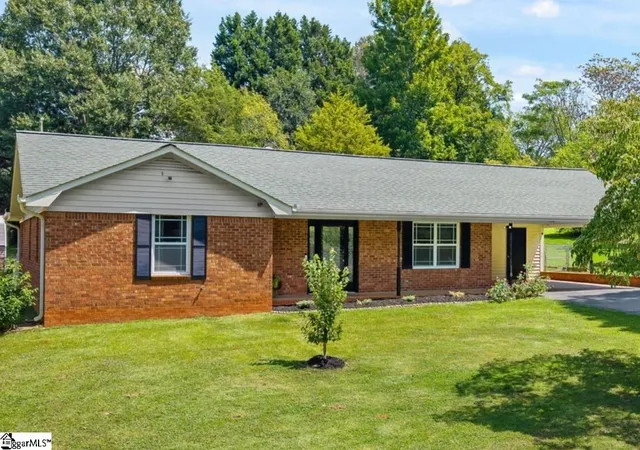 Photo 1 of Sale Pending at 118 Willowood Dr, Spartanburg, SC 29303 | MLS# 1602929 | Listing updated on 2026-09-07