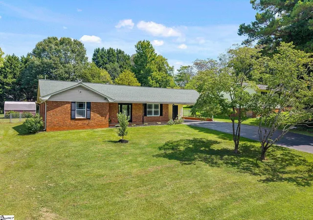Photo 2 of Sale Pending at 118 Willowood Dr, Spartanburg, SC 29303 | MLS# 1602929 | Listing updated on 2026-09-07