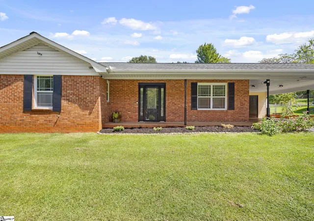 Photo 3 of Sale Pending at 118 Willowood Dr, Spartanburg, SC 29303 | MLS# 1602929 | Listing updated on 2026-09-07