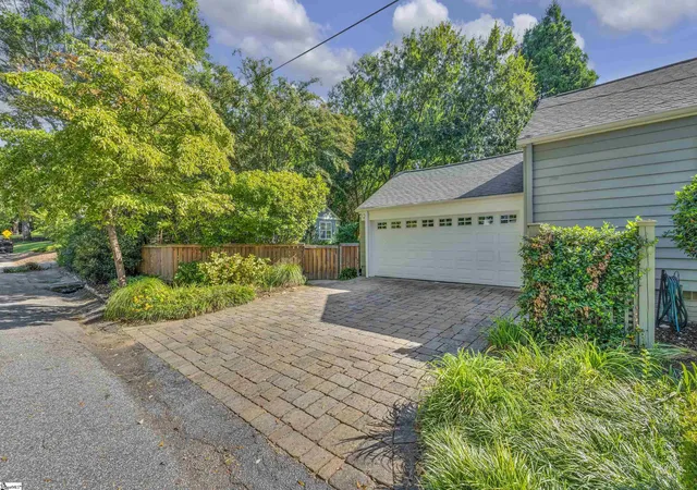Photo 2 of Single family home for sale at 201 Brookwood Dr, Greenville, SC 29605 | MLS# 1603630 | Listing updated on 2026-09-11