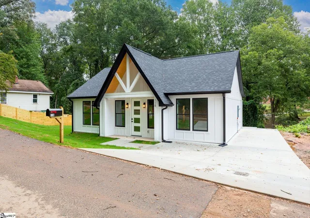Photo 2 of Single family home for sale at 118 Harlem St, Easley, SC 29640 | MLS# 1604972 | Listing updated on 2026-10-13